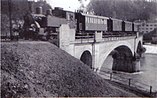 Einer der ersten Züge auf der Bahnstrecke Schongau–Peißenberg überquert die Eisenbahnbrücke über den Lech in Schongau (1917)