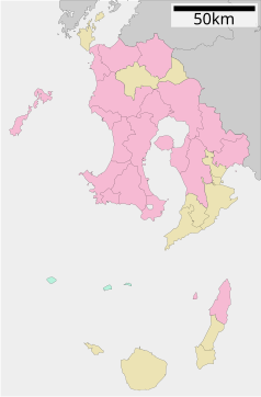 Mapa konturowa prefektury Kagoshima, blisko centrum na prawo znajduje się punkt z opisem „Tarumizu”