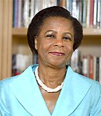 Mamphela Ramphele, fost director general la Banca Mondială, a fost vice-cancelar al universității în perioada 1996-2000; ea a obținut și doctoratul de la UCT.