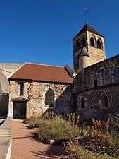 Vestiges du cloître roman, mur nord de l'église et clocher