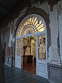 Palacio Pereira, fotografías durante tercer ciclo de visitas turísticas durante junio de 2021. Detalle de la puerta que conecta el pasillo norte del edificio con el patio central.