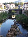 El río Miera a su paso por la población de La Cavada.