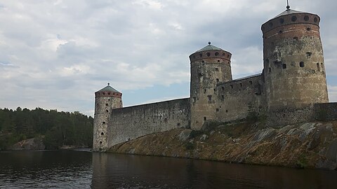 Trdnjava Olavinlinna ob jezeru Saimaa