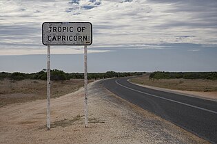 Señal de carretera que marca el Trópico de Capricornio en Australia Occidental