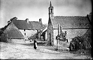 Le village de Bonigeard avec son calvaire et sa chapelle et trois villageoises vaquant à leurs occupations vers 1911.