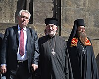 Pravoslavní duchovní v klerikách (Zleva prezident Zeman, protopresbyter Šuvarský a archimandrita Marek)