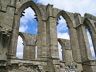 Ruines de l’abbaye de Bolton (en) datant du XIIe siècle (Yorkshire, Royaume-Uni). (définition réelle 2 048 × 1 536*)