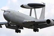 Een Boeing E-3, met een rotodome boven de romp