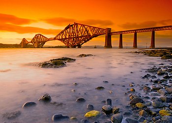 Skotský konzolový most Forth Bridge přes záliv Firth of Forth držel v letech 1890–1919 rozpětím pilířů 521 m světový rekord mezi železničními mosty