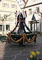 Đài phun nước tại Gesundbrunnenplatz ở Krumbach – được trang trí trong dịp Mùa Phục Sinh