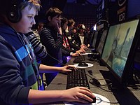 Jogadores casuais jogando shooter no 2013 Intel Extreme Masters em Katowice, Polônia.