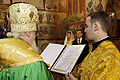Patriarca Aleixo II de Moscou da Igreja Ortodoxa Russa, utilizando omofório dourado durante a posso e de Dmitri Medvedev