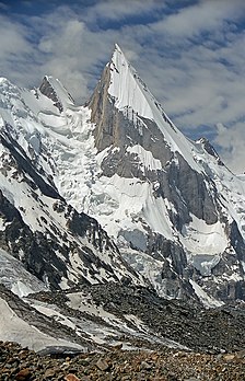 Le pic Laila culminant à 6 200 mètres environ (glacier de Gondogoro, Himalaya, Pakistan). (définition réelle 824 × 1 280*)
