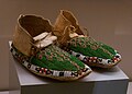 Mocasines posiblemente cheyennes o sioux. Piel, tendón y cuentas de vidrio de colores. Estados Unidos, último cuarto del siglo XIX.