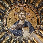 Gros plan sur le Christ Pantocrator, au sommet du dôme sud de l'ésonarthex.