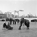 Schaatsenrijders bij de Magere Brug (1954)