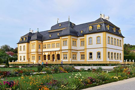 30. Platz: Haeferl mit Das Schloss Veitshöchheim wurde von 1680 bis 1682 als Sommerresidenz der Fürstbischöfe von Würzburg errichtet und diente später den Königen von Bayern. Letzte Bauarbeiten fanden unter Johann Balthasar Neumann im Jahre 1753 statt.