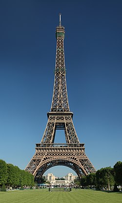 Eiffel-torni Champ de Marsilta katsottuna.