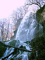 Der Uracher Wasserfall in einem Seitental der Erms in der Zeit der Schneeschmelze