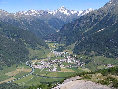 Blick von Süden auf Zernez, im Hintergrund thront der Piz Linard über dem Tal.