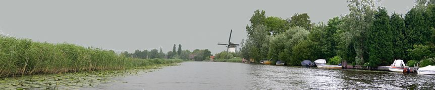 À l'extérieur d'un méandre, un moulin.