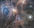 Hmlovinový komplex okolo hviezdy Ró Ophiuchi, ktorý zasahuje až do okolia Antaru - najjasnejšej hviezdy tejto snímky. Priamo nad ňou si možno všimnúť aj vzdialenú guľovú hviezdokopu Messier 4