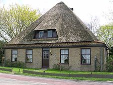 Stolpboerderij met waterpomp