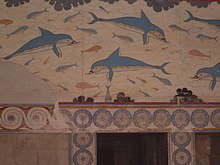 fresque en couleurs : des dauphins bleus et des poissons soutes et bleus, au-dessus de portes ornées de rosettes