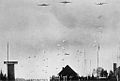 Deutsche Fallschirmjäger über Den Haag, 10. Mai 1940