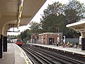 Ealing Common station, southbound خط پیکدیلی train departs (September 2006)