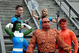 Cosplay van de Fantastic Four, met Thing in het midden.