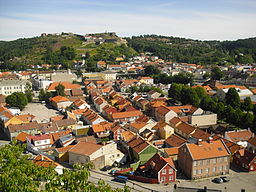 Halden med fästningen Fredriksten i bakgrunden.