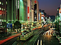 Modern Hiroshima verschilt in niets van alle andere grote Japanse steden: grote warenhuizen, weinig traditionele architectuur in de moderne wijken. Hiroshima heeft het grootste tramnet van Japan. (1999)