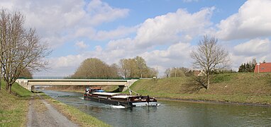 Péniche passant sous le pont de Libermont.