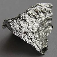 Ett grovt fragment av glänsande manganmetall.