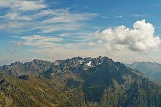 Il massiccio Redorta-Scais visto dal Pizzo del Diavolo di Tenda. Al centro si riconosce la vedretta di Scais, che divide il Pizzo Redorta (destra) e la Punta Scais (sinistra).