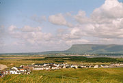 De berg gezien van Strandhill bij eb.