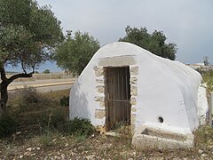 "Aljub del camí vell de Càlig (Benicarló)". Aljibe comunal del camino viejo de Benicarló a Càlig.jpg