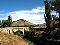Vista general (meridional) del cerro de Moya (Cuenca), desde el puente del río Ojos.