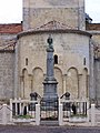 Le monument aux morts derrière l'église (décembre 2009).