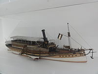 Modell des Seitenrad-Halbsalondampfers "Hansa", Baujahr 1886, Werftin Kinderdijk, Länge 67 Meter, Maschinenleistung 600 PS