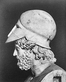 Portrait de côté de la tête d'un homme barbu portant un casque