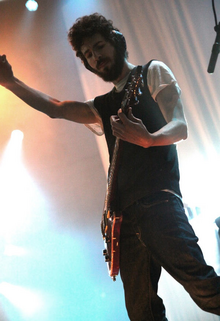 Brad Delson tampil bersama Linkin Park pada A Thousand Suns World Tour, 2010