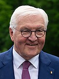 Thumbnail for File:Bundespräsident Frank-Walter Steinmeier auf den Stufen der Villa Hammerschmidt in Bonn.jpg