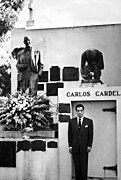 Cantinflas en mausoleo carlosgardel 1961.jpg