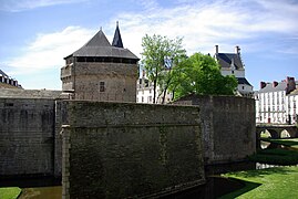 Le Vieux Donjon vu des douves.