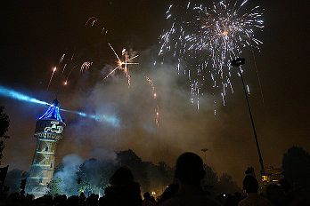 Feux d'artifice à Sélestat (Alsace). Joyeuses fêtes de fin d’année à tous les visiteurs de Wikipédia. (définition réelle 696 × 464)