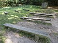 Versammlungsplatz „Speakers Corner“ am Ostufer, mit Redetribüne und Holzbänken