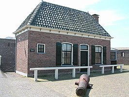 Gebouw met kanon ervoor op Fort Kijkduin