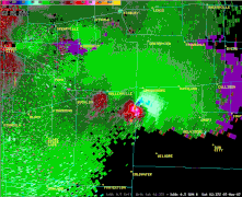 Tampilan radar dari siklon meso. Perhatikan bahwa pada saat pengambilan gambar ini, sebuah Tornado EF5 baru terbentuk di atas tanah.